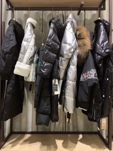 潮牌羽绒服创业指南 新手开折扣服装店的拿货全攻略